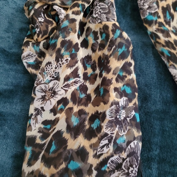 Scarves - Picture 4 of 8